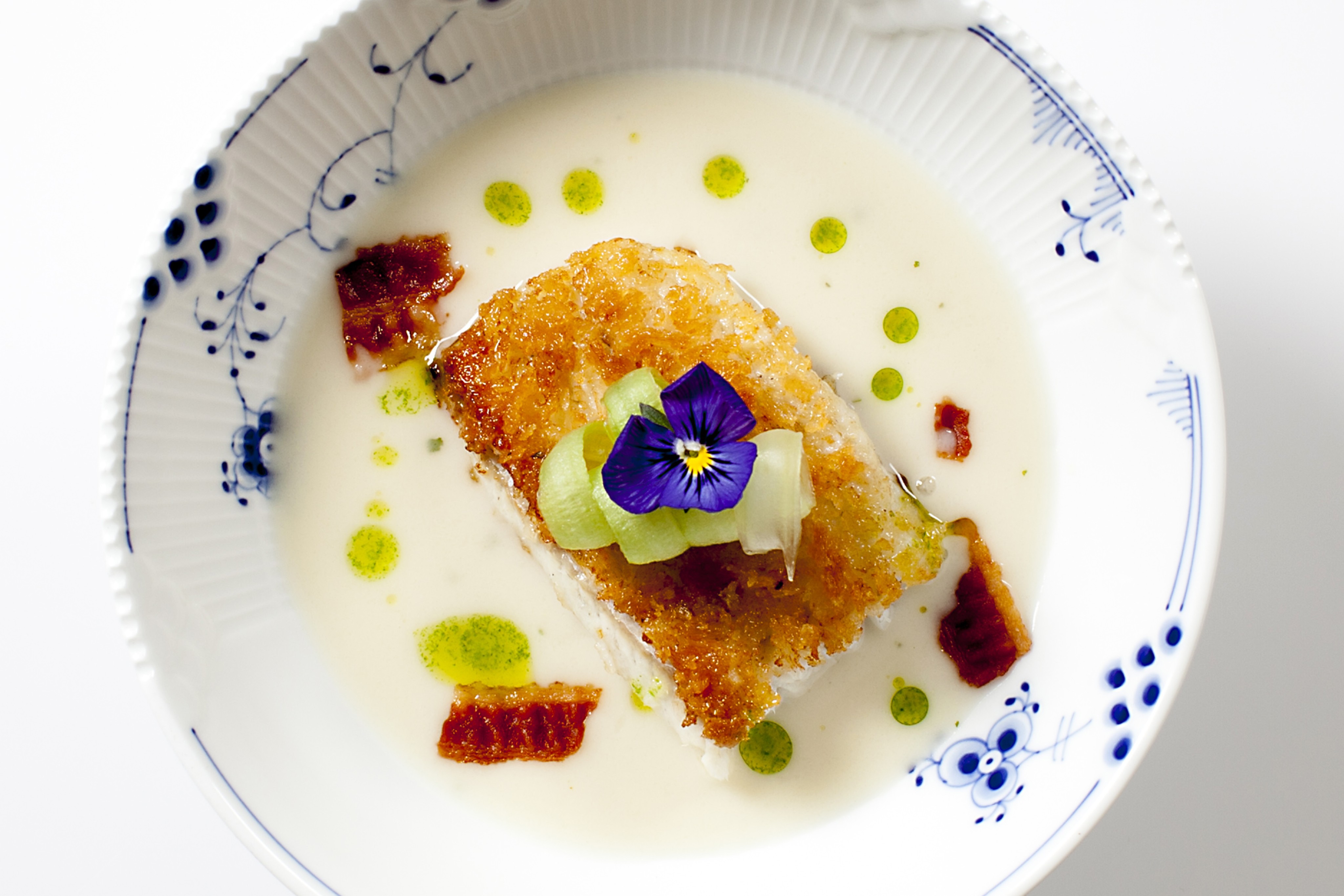 Skrubbe i panko med jordskokke suppe og bacon knas